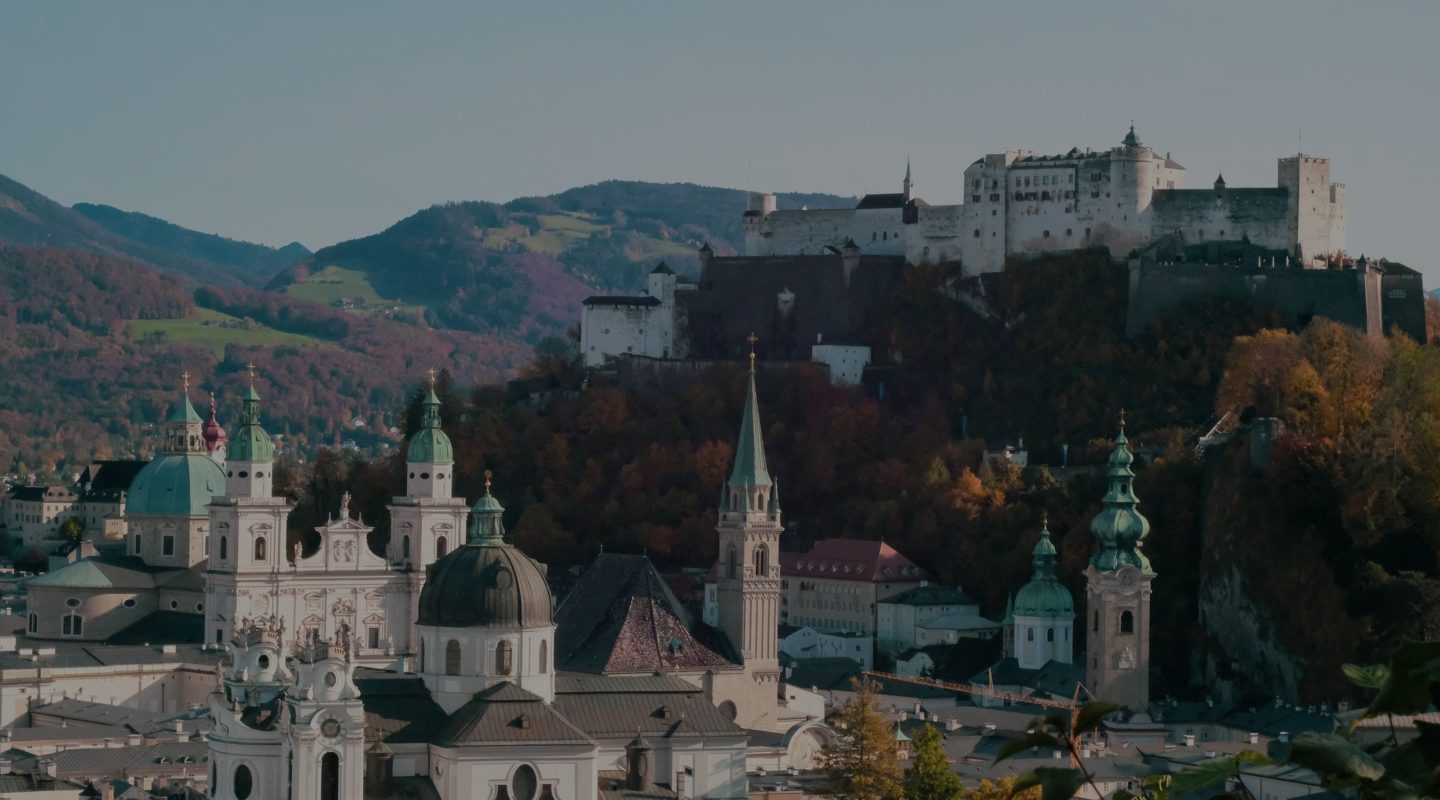 Blick über die Salzburger Altstadt mit Kirchenkuppeln und der Festung Hohensalzburg im Hintergrund.