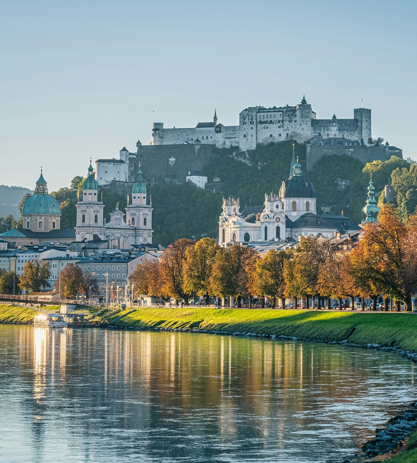 Blick auf die Festung Hohensalzburg und die Altstadt von Salzburg an der Salzach im Herbst.